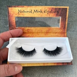 NWT NATURAL MINK LASHES BY LAREEN 003